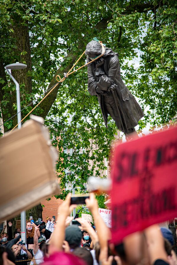 Manifestantes derrubam estátua de Edward Colston em Bristol, no Reino Unido, em protesto pela retirada de estátuas polêmicas - Sputnik Brasil