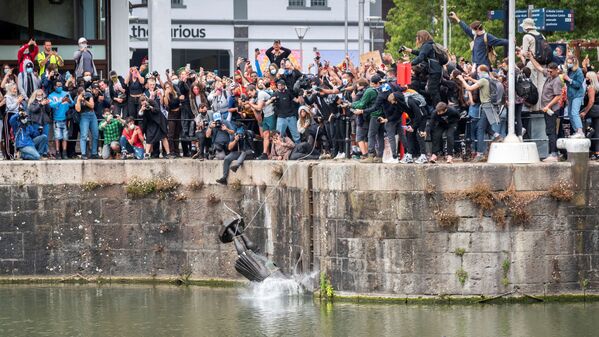 Manifestantes jogam estátua de Edward Colston em rio em meio aos protestos pelo assassinato de George Floyd - Sputnik Brasil