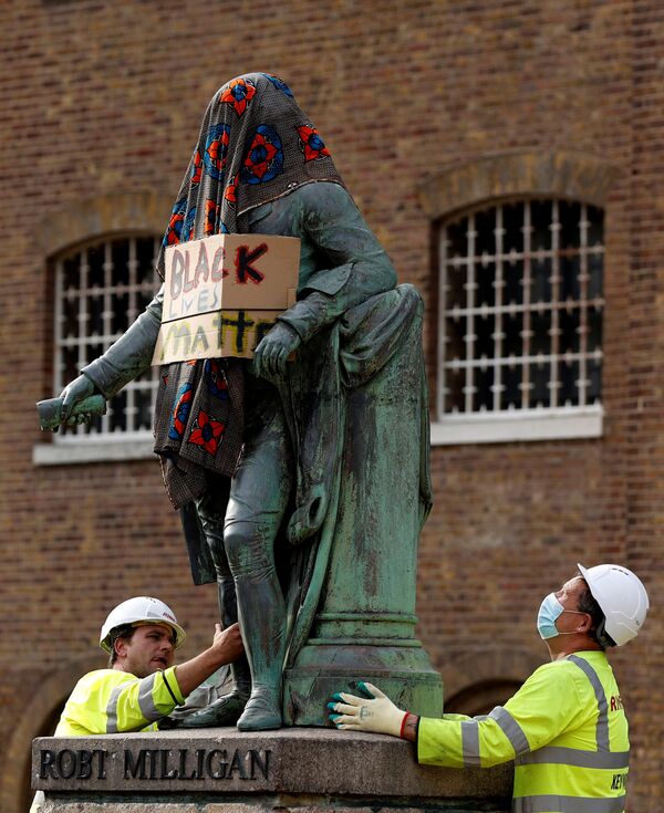Funcionários removem estátua de Robert Milligan coberta com cartaz do movimento Vidas Negras Importam em Londres - Sputnik Brasil