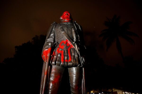 Estátua de Cristóvão Colombo tem cabeça removida em meio a protestos pelo assassinato do norte-americano George Floyd - Sputnik Brasil