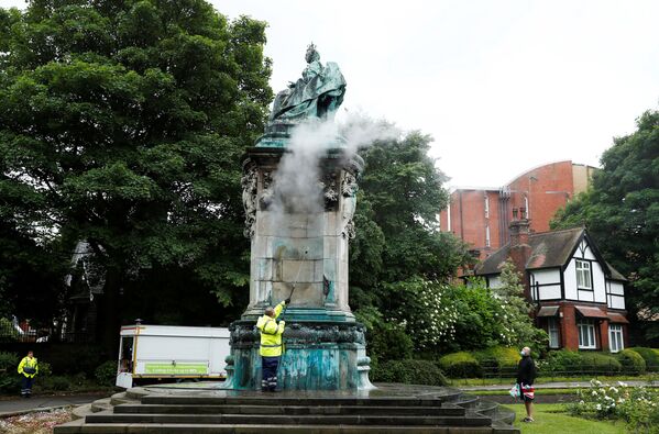 Estátua da rainha Vitória passa por limpeza após protesto de contestação social no Reino Unido - Sputnik Brasil