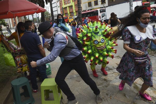 Artista faz apresentação de combate ao coronavírus da COVID-19 na praça Botero em Medellín - Sputnik Brasil