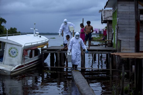 Barco ambulância leva agentes sanitários à ilha de Marajó para dar assistência médica no contexto da pandemia no estado do Pará - Sputnik Brasil