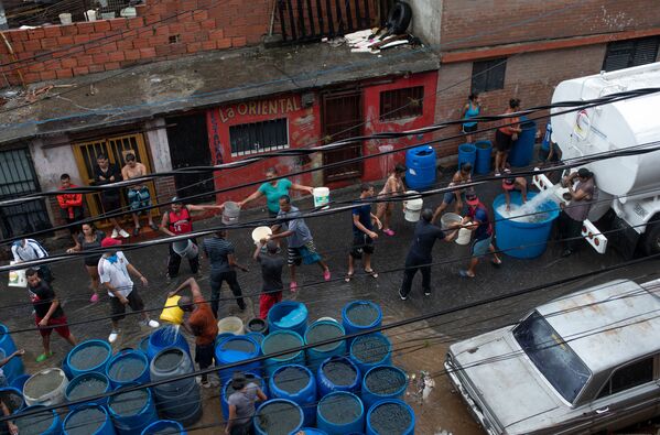 Moradores de Caracas, Venezuela, se organizam para receber água, enquanto alguns bairros da cidade vivem problemas com o fornecimento do bem - Sputnik Brasil