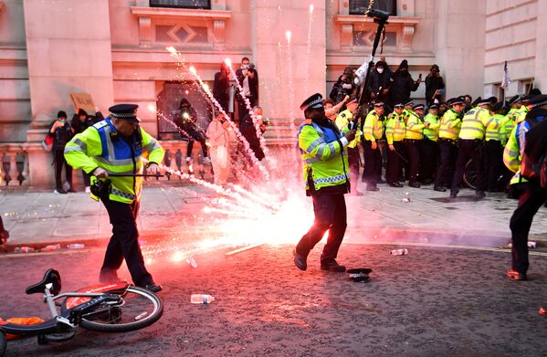 Artefato pirotécnico explode ao lado de policiais durante protesto Black Lives Matter contra o racismo em Londres - Sputnik Brasil