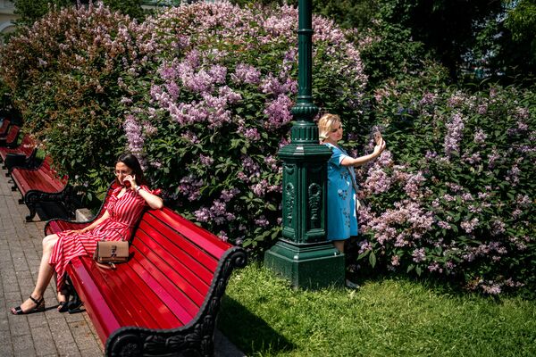 Mulheres aproveitam calor em um dos parques de Moscou durante o verão - Sputnik Brasil