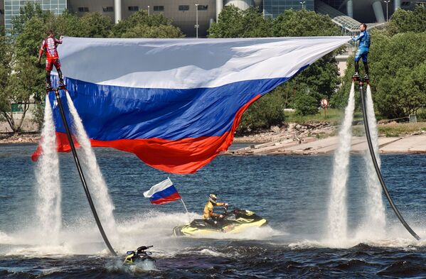 Membros da Seleção da Rússia de Hydrofly comemorando o Dia da Rússia (12 de junho) em São Petersburgo - Sputnik Brasil