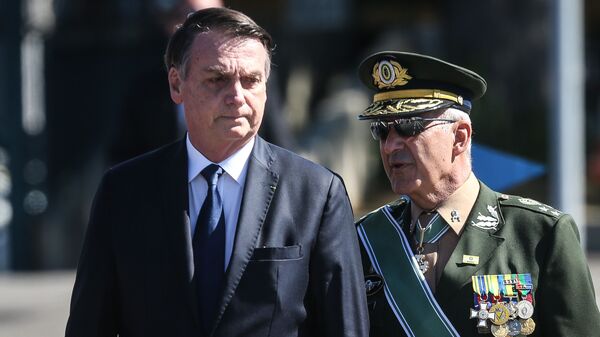  O presidente Jair Bolsonaro é acompanhado pelo general Luiz Eduardo Ramos durante solenidade comemorativa do Dia do Exército na sede do Comando Militar do Sudeste, na zona sul de São Paulo, em 2019. - Sputnik Brasil