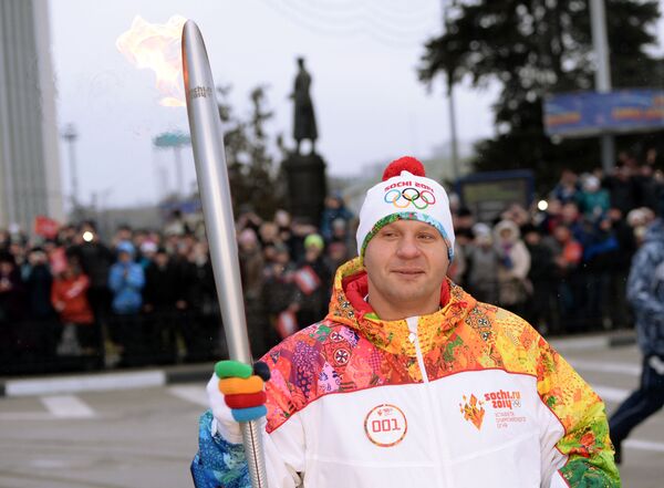 Fedor Emelianenko participa, na cidade de Belgorod, do revezamento da Tocha Olímpica da Olimpíada de Sochi. - Sputnik Brasil
