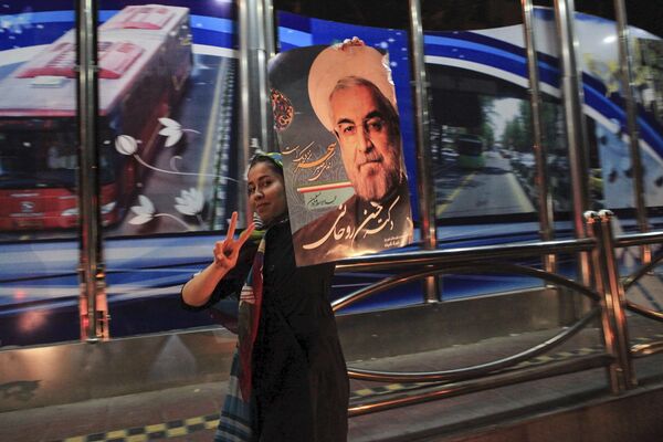 Uma apoiante do presidente iraniano Hassan Rohani em Teerã - Sputnik Brasil
