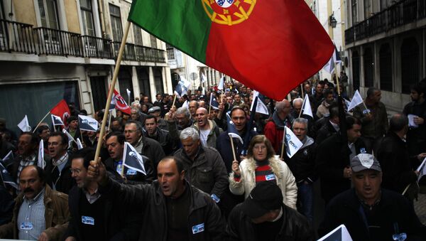 Manifestantes protestam contra privatização de empresa em Portugal - Sputnik Brasil