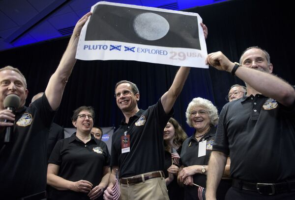 Pesquisador chefe da missão New Horizons para Plutão Dr. Allan Stern e seus colegas - Sputnik Brasil