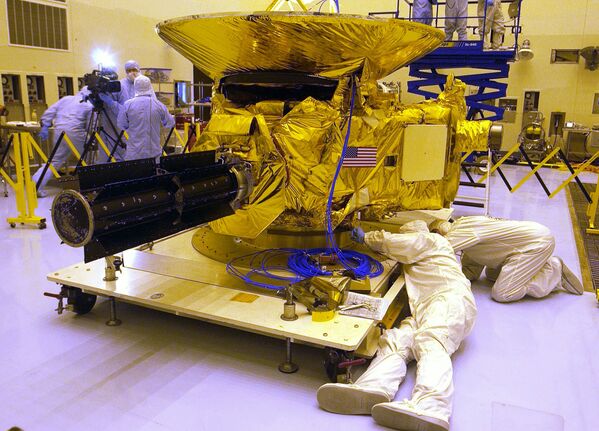 Engenheiros da Universidade Johns Hopkins testam a sonda New Horizons às vésperas de seu lançamento - Sputnik Brasil