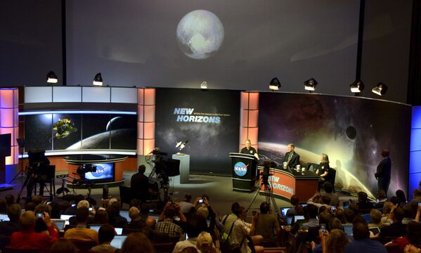 Jornalistas acompanha a apresentação oficial da imagem de Plutão no laboratório de física aplicada do estado de Maryland - Sputnik Brasil