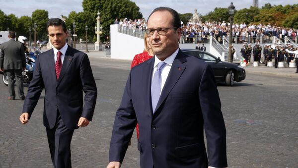 O presidente francês, François Hollande, e o líder mexicano Enrique Penã Nieto, em Paris, antes do desfile do 14 de Julho - Sputnik Brasil