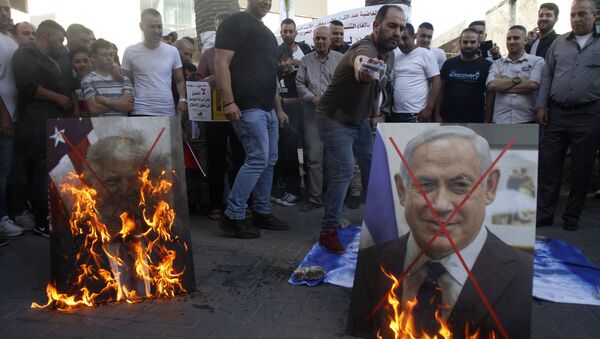 Palestinos queimam fotos de Donald Trump e Benjamin Netanyahu em Nablus, na Cisjordânia - Sputnik Brasil