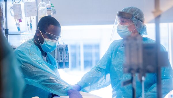 Médicos são atendidos no Northwestern Memorial Hospital em Chicago, Illnois, EUA, maio de 2020 - Sputnik Brasil