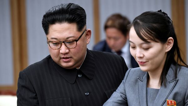 Líder norte-coreano Kim Jong-un e sua irmã Kim Yo-jong (imagem de arquivo) - Sputnik Brasil