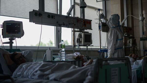 Médico visita pacientes na UTI do Hospital Clínico Municipal № 15 O. Filatov em Moscou, Rússia - Sputnik Brasil