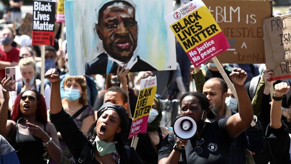 Em Londres, manifestantes gritam em 13 de junho de 2020 durante protesto contra o racismo e a violência policial, solidários aos protestos que marcaram a indignação com o assassinato de George Floyd, nos EUA. - Sputnik Brasil