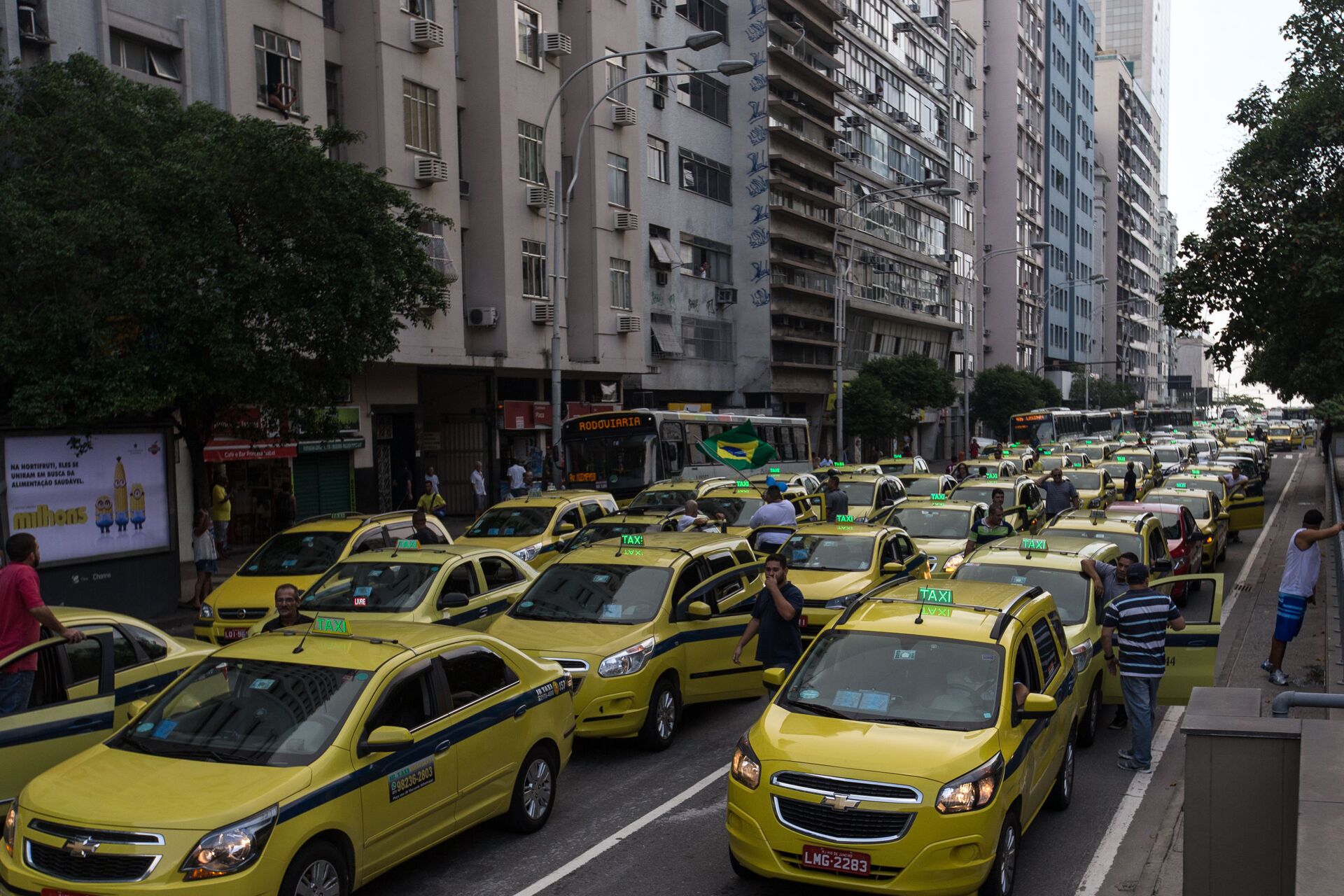 No Rio de Janeiro, taxistas protestam contra liminar que autoriza o uso do aplicativo Uber na cidade, em 1º de abril de 2016 - Sputnik Brasil, 1920, 09.08.2022