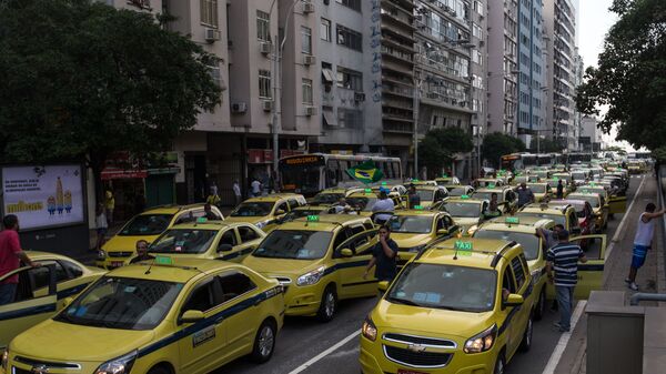 No Rio de Janeiro, taxistas protestam contra liminar que autoriza o uso do aplicativo Uber na cidade, em 1º de abril de 2016 - Sputnik Brasil