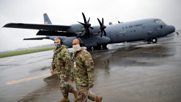 Soldados norte-americanos usando máscaras em frente a aviões de transporte C-130 durante um exercício militar em meio à pandemia, na Base Aérea de Yokota dos EUA, Japão, 21 de maio de 2020 - Sputnik Brasil
