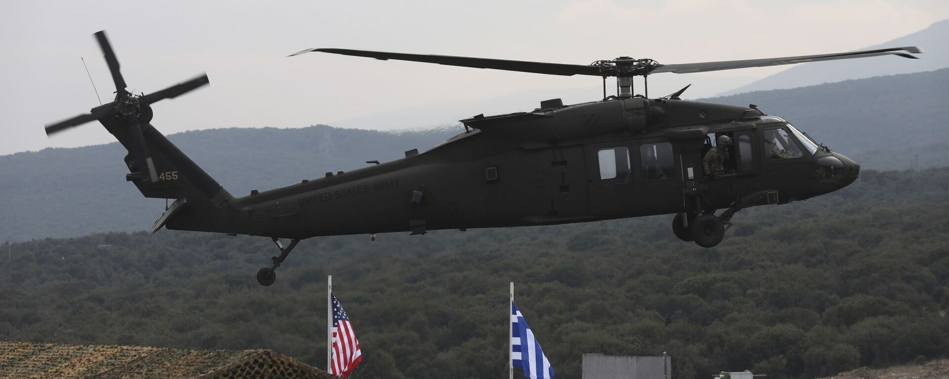 Helicóptero participando de exercício militar no norte da Grécia, 19 de fevereiro de 2020. Forças Aéreas da Grécia e dos EUA participaram de um exercício de fogo real, marcando o aprofundamento dos laços de defesa entre os dois países - Sputnik Brasil, 1920, 15.10.2021