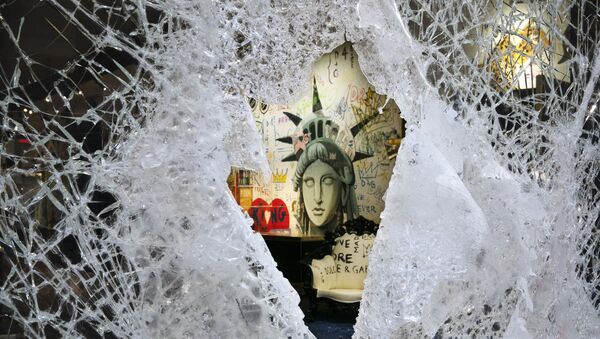 Pintura da Estátua da Liberdade é vista através de uma vitrine destruída da loja Dolce & Gabbana, 1º de junho de 2020, bairro do SoHo, Nova York - Sputnik Brasil