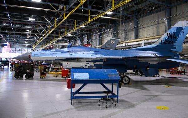 Caça F-16 Fighting Falcon com um padrão de pintura fantasma passa por manutenção na base aérea de Hill, Utah, EUA 28 de maio de 2020 - Sputnik Brasil