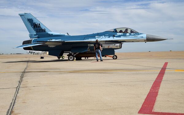 Técnico de manutenção e um piloto do 514º Esquadrão de Testes de Voo se preparam para lançar um caça F-16 Fighting Falcon com padrão de pintura fantasma na base aérea de Hill, Utah, EUA 3 de junho de 2020 - Sputnik Brasil