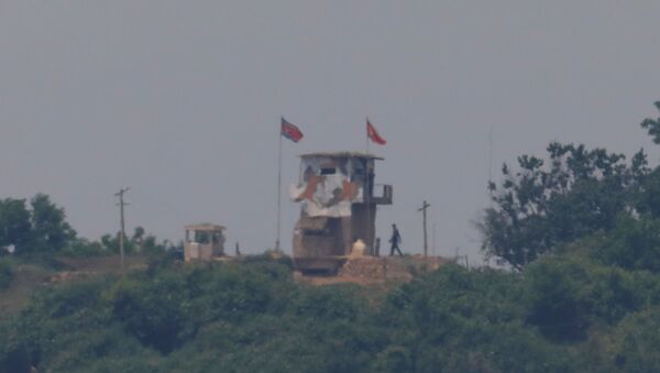 Soldado norte-coreano no posto de fronteira da zona desmilitarizada entre as Coreias, próximo à cidade de Paju, na Coreia do Sul, 16 de junho de 2020 - Sputnik Brasil