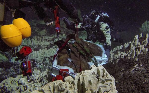 Mergulhadores colocam o achado em uma moldura para levantar o fragmento do fundo da gruta - Sputnik Brasil