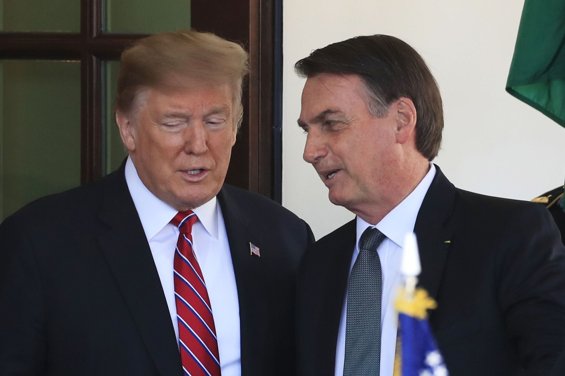Em Washington, o presidente dos Estados Unidos, Donald Trump (à esquerda), e o presidente do Brasil, Jair Bolsonaro (à direita), conversam na Casa Branca em 19 de março de 2019. - Sputnik Brasil, 1920, 09.11.2021