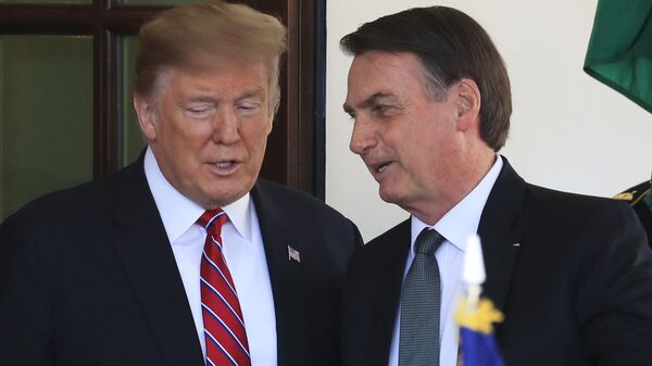 Donald Trump (à esquerda), então presidente dos Estados Unidos, e Jair Bolsonaro, presidente do Brasil, conversam na Casa Branca, em 19 de março de 2019 - Sputnik Brasil