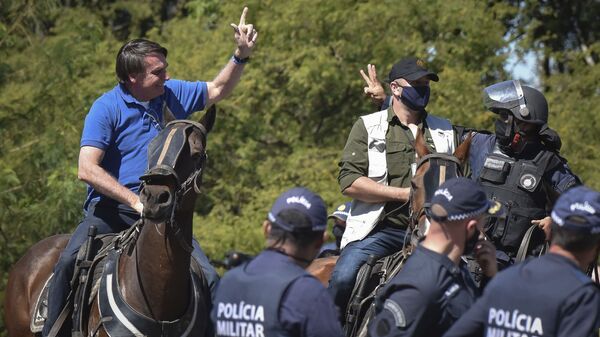 O presidente Jair Bolsonaro desfila em cima de um cavalo durante manifestação de seus apoiadores, em Brasília. - Sputnik Brasil