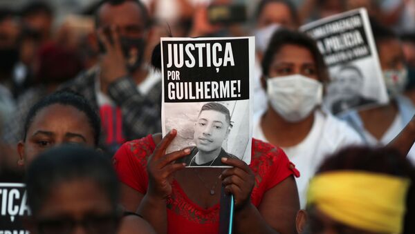 Manifestantes protestam pela morte de Guilherme Silva Guedes, 15 anos, que está desaparecido por suspeita de violência policial, no bairro de Vila Clara, em São Paulo, 16 de junho de 2020 - Sputnik Brasil