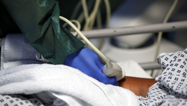 Paciente faz teste de ultrassom em uma unidade de terapia intensiva - Sputnik Brasil