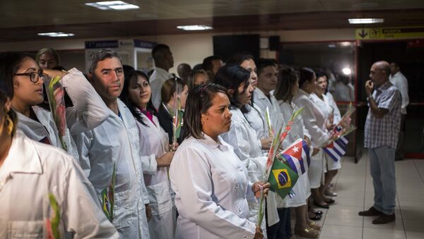 Médicos cubanos se reúnem para um encontro com Miguel Díaz-Canel em Havana - Sputnik Brasil