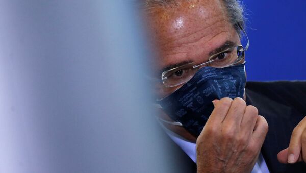 Ministro da Economia Paulo Guedes ajusa sua máscara protetora durante cerimônia de posse do novo ministro das Comunicações, Fábio Faria, em Brasília, 17 de junho de 2020  - Sputnik Brasil