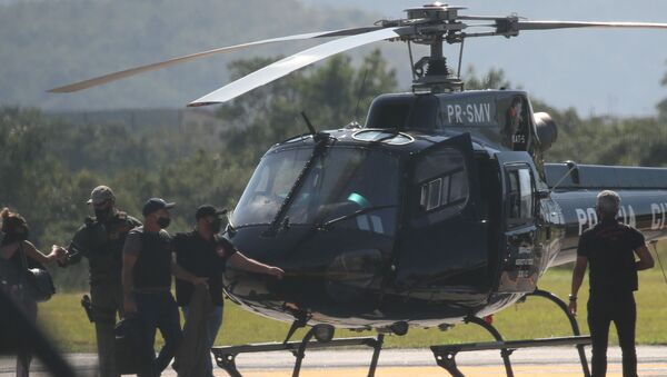 Fabrício Queiroz, ex-assessor e ex-motorista do atual senador Flávio Bolsonaro, chega no aeroporto de Jacarepaguá (RJ) em helicóptero da polícia, 18 de junho de 2020 - Sputnik Brasil