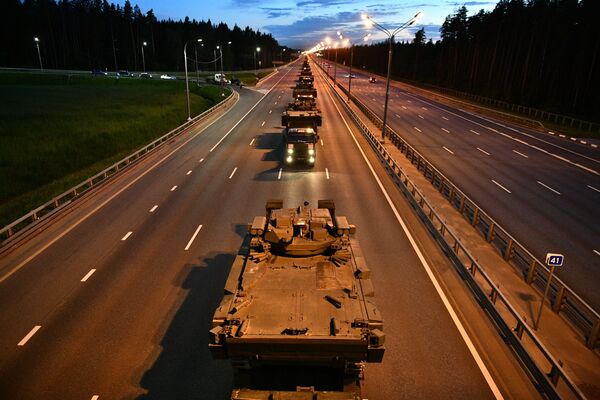 Veículos blindados russos se dirigindo para ensaio da Parada da Vitória em Moscou - Sputnik Brasil