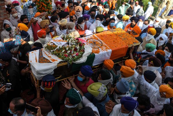 Indianos durante funeral do soldado Satnam Singh morto durante embate entre tropas indianas e chinesas no vale de Galwan. Durante o conflito, 20 militares da Índia faleceram. - Sputnik Brasil