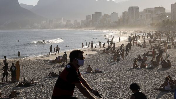 Cariocas vão à praia do Arpoador, no Rio de Janeiro, em meio à pandemia da COVID-19 - Sputnik Brasil