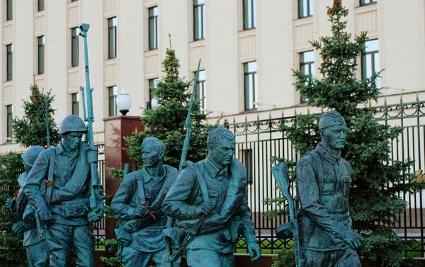 Monumento em homenagem aos personagens do filme Eles Lutaram pela Pátria, erguido na frente do Ministério da Defesa da Rússia, em Moscou - Sputnik Brasil