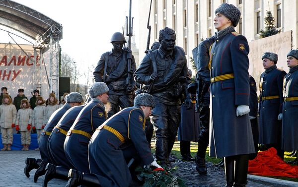 Soldados russos durante cerimônia de inauguração do monumento em homenagem aos personagens do filme Eles Lutaram pela Pátria, em Moscou, 30 de novembro de 2016 - Sputnik Brasil