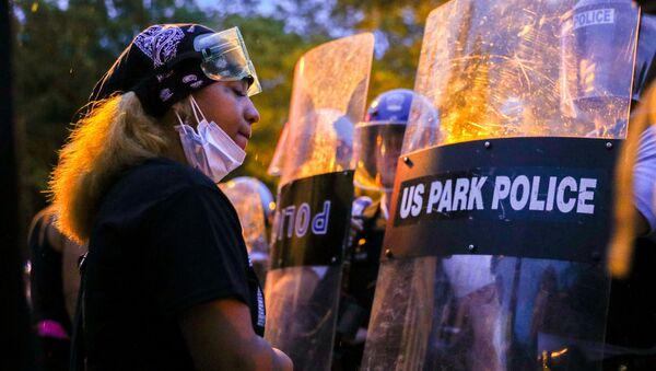 Manifestante em frente à polícia no Parque Lafayette da capital, Washington D.C, 22 de junho de 2020 - Sputnik Brasil