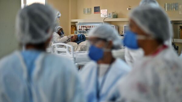 Paciente com COVID-19 é tratado no Hospital Oceânico, em Niterói, no Rio de Janeiro, 22 de junho de 2020 - Sputnik Brasil