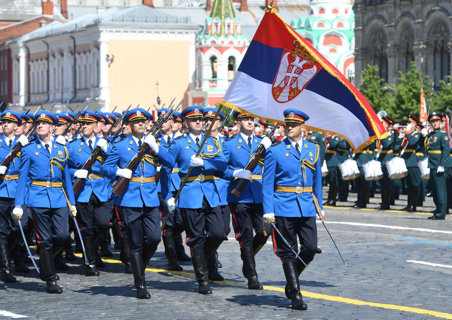 Soldados da Sérvia marchando na Parada dos 75 anos da Vitória na Praça Vermelha em Moscou - Sputnik Brasil, 1920, 03.04.2022