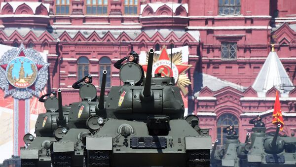 Tanques T-34-85 durante a Parada dos 75 anos da Vitória na Praça Vermelha em Moscou - Sputnik Brasil